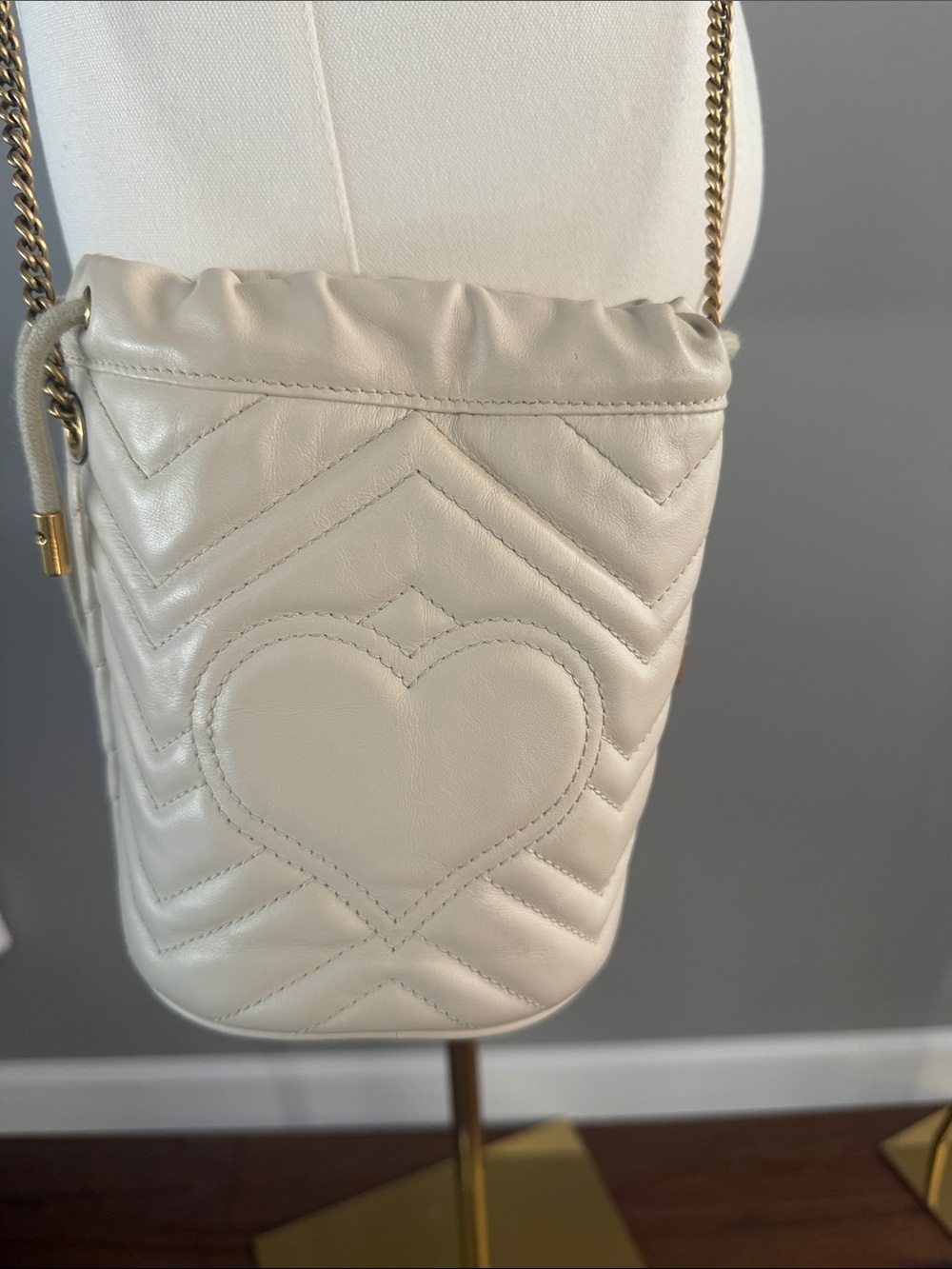 AUTHENTIC GUCCI BUCKET BAG - Picture 3 of 8